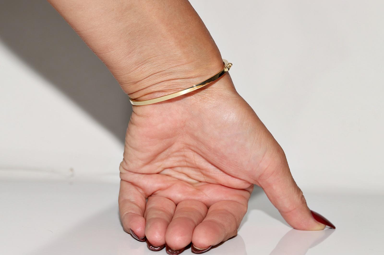 Women's Vintage Circa 1980s 18k Gold Natural Diamond And Caliber Cut Sapphire Bracelet For Sale
