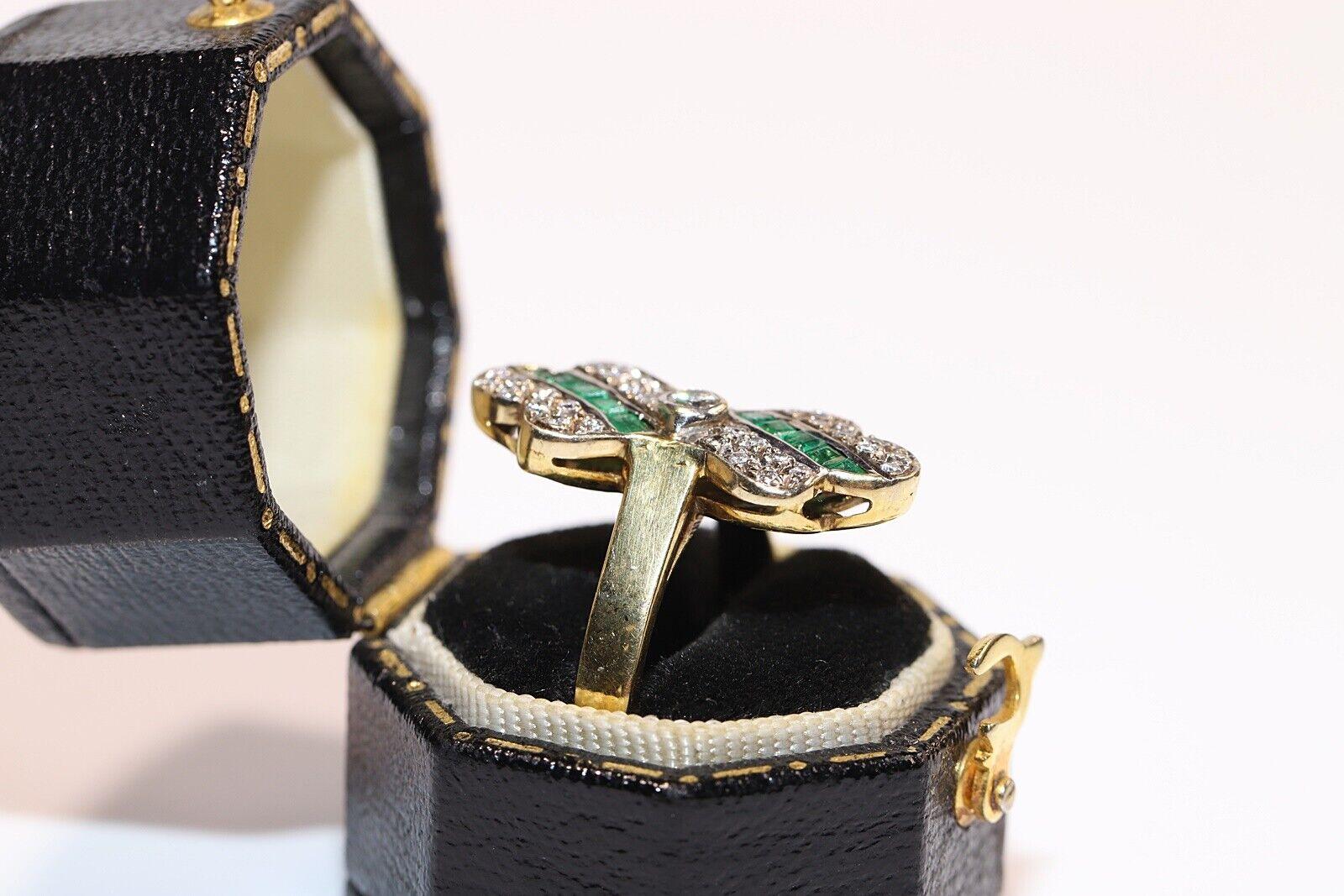 Vintage Circa 1980s 18k Gold Natural Diamond And Caliber Emerald Ring For Sale 6