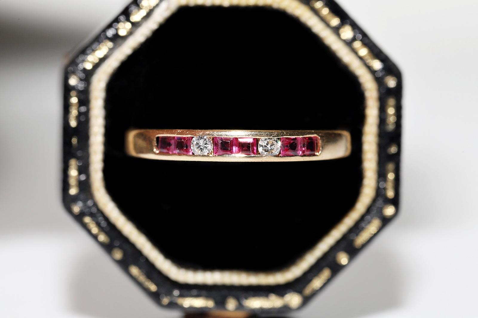 Bague vintage des années 1980 décorée de diamants naturels et de rubis calibrés en or 18 carats  6