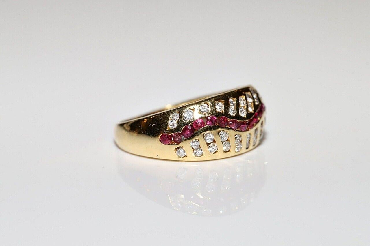 Vintage Circa 1980er Jahre 18k Gold Natürlicher Diamant und Kaliber Rubin Dekorierter Ring (Brillantschliff) im Angebot