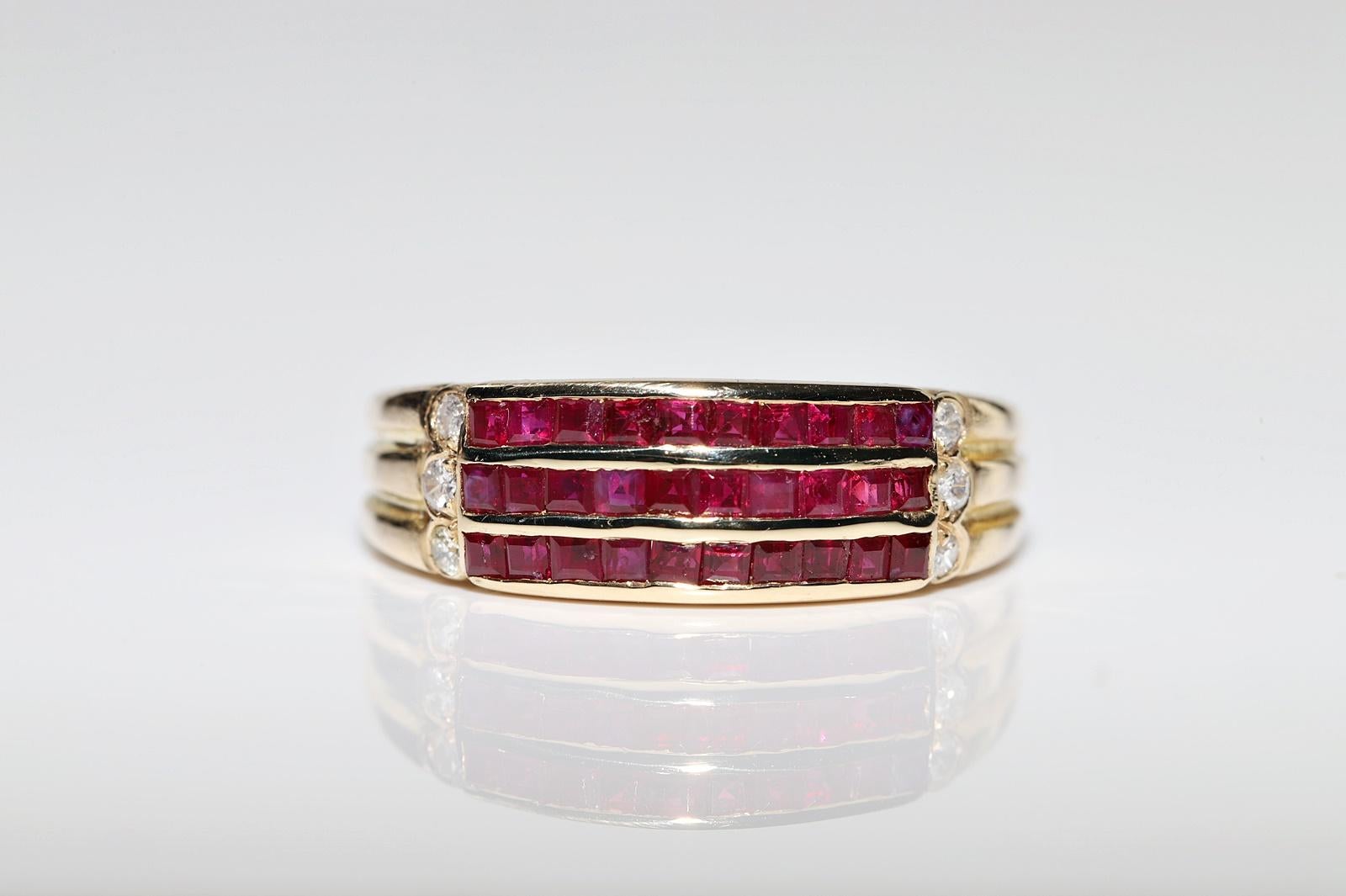 Vintage Circa 1980er Jahre 18k Gold Natürlicher Diamant und Kaliber Rubin Dekorierter Ring (Brillantschliff) im Angebot