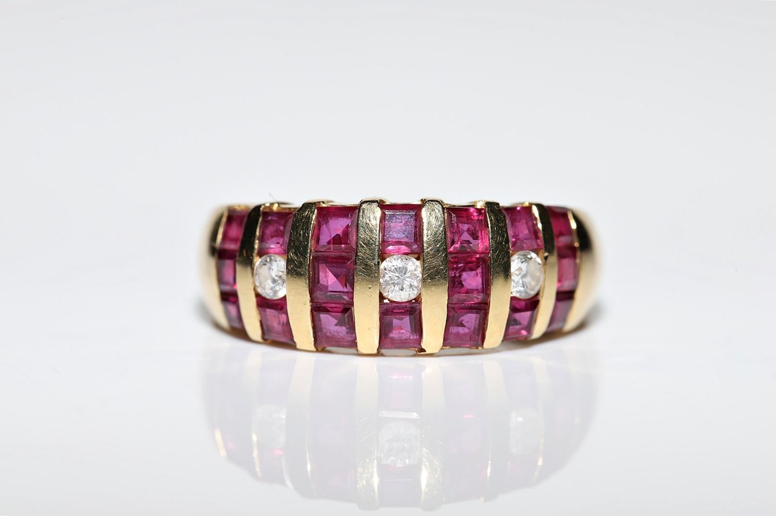 Vintage Circa 1980er Jahre 18k Gold Natürlicher Diamant und Kaliber Rubin Dekorierter Ring (Brillantschliff) im Angebot