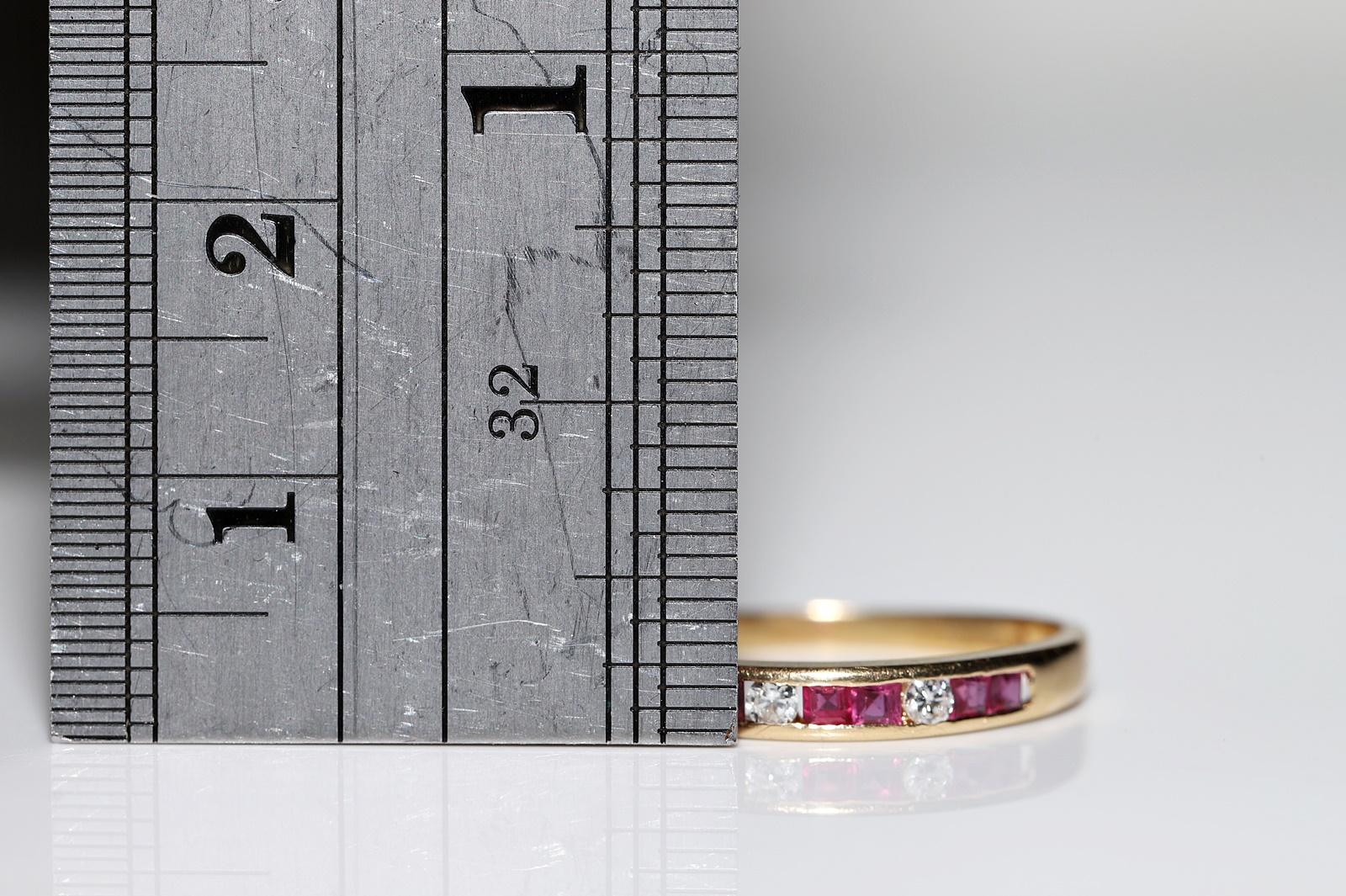 Bague vintage des années 1980 décorée de diamants naturels et de rubis calibrés en or 18 carats  3