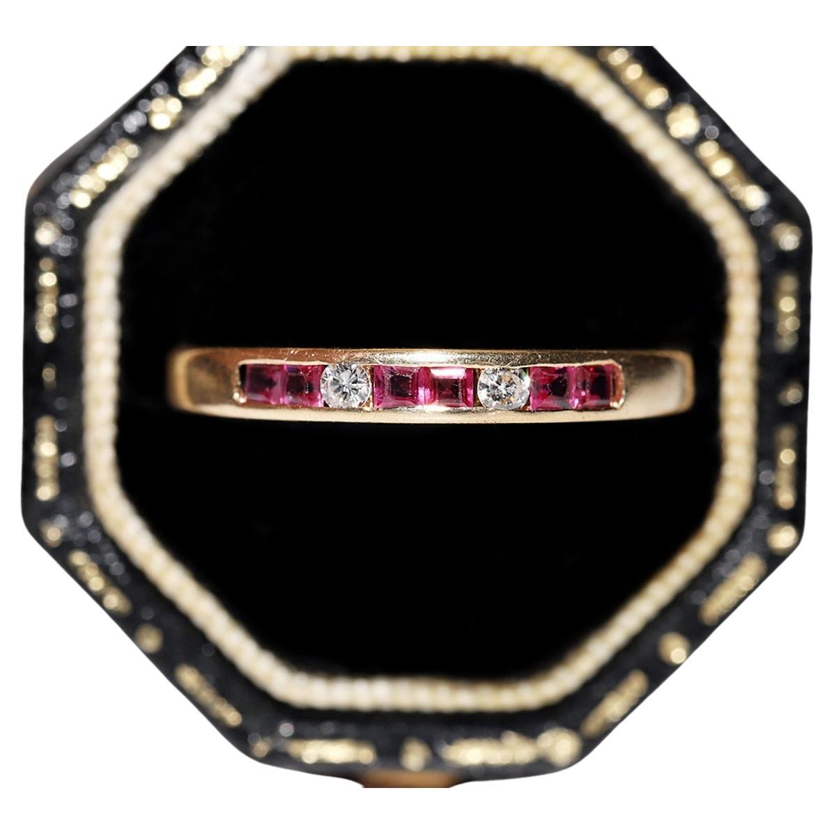 Bague vintage des années 1980 décorée de diamants naturels et de rubis calibrés en or 18 carats 