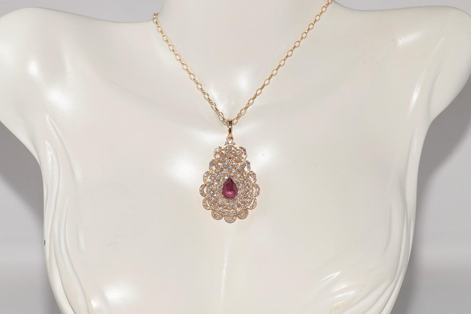 Vintage Circa 1980s 18k Gold Natural Diamond And Drop Ruby Pendant Necklace In Good Condition For Sale In Fatih/İstanbul, 34