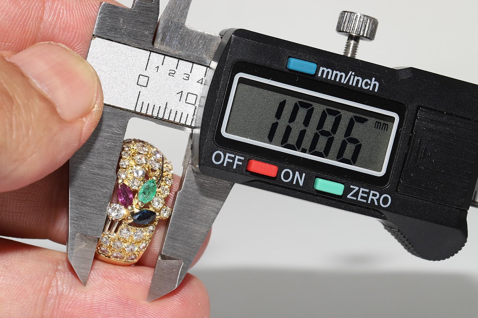 Vintage Circa 1980er Jahre 18k Gold Natürlicher Diamant und Smaragd und Rubin Saphir Ring im Angebot 4