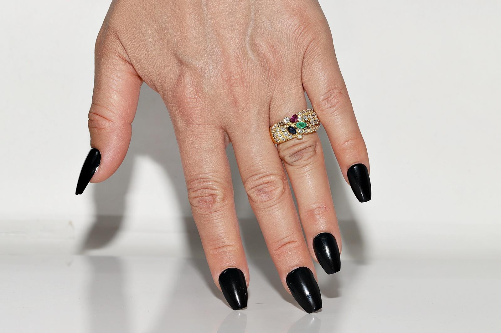 Vintage Circa 1980er Jahre 18k Gold Natürlicher Diamant und Smaragd und Rubin Saphir Ring im Angebot 5