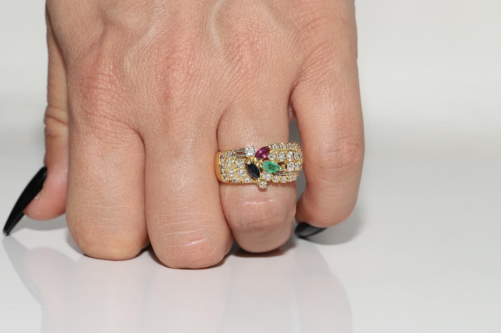 Vintage Circa 1980er Jahre 18k Gold Natürlicher Diamant und Smaragd und Rubin Saphir Ring im Angebot 6