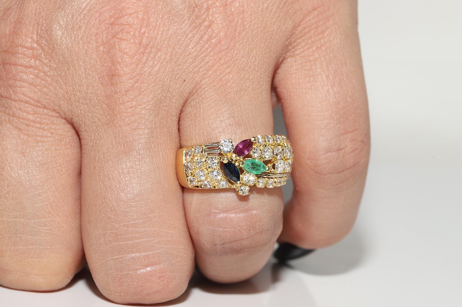 Vintage Circa 1980er Jahre 18k Gold Natürlicher Diamant und Smaragd und Rubin Saphir Ring im Angebot 7