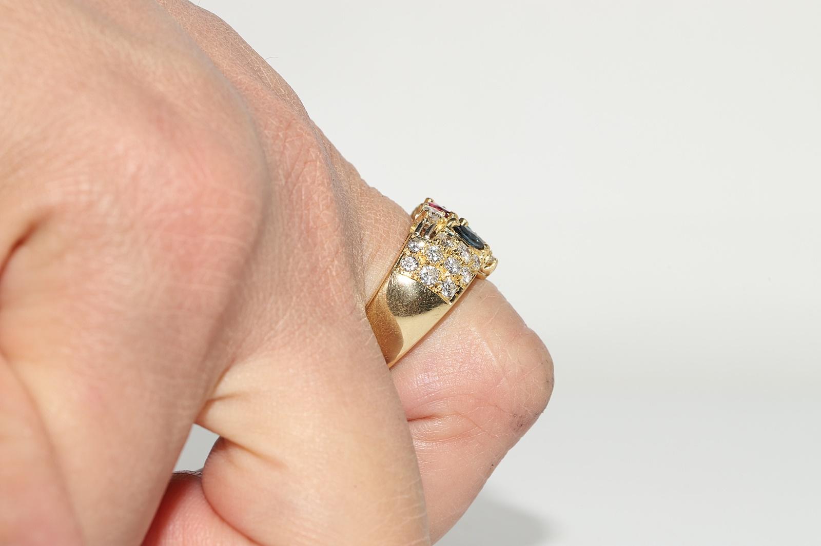 Vintage Circa 1980er Jahre 18k Gold Natürlicher Diamant und Smaragd und Rubin Saphir Ring im Angebot 8