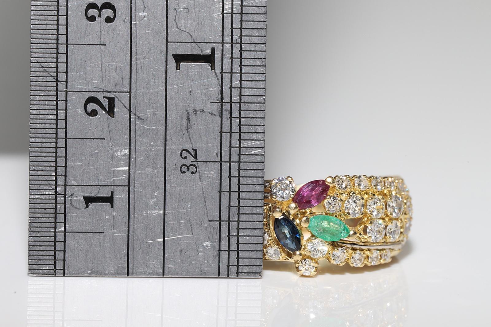 Vintage Circa 1980er Jahre 18k Gold Natürlicher Diamant und Smaragd und Rubin Saphir Ring (Brillantschliff) im Angebot
