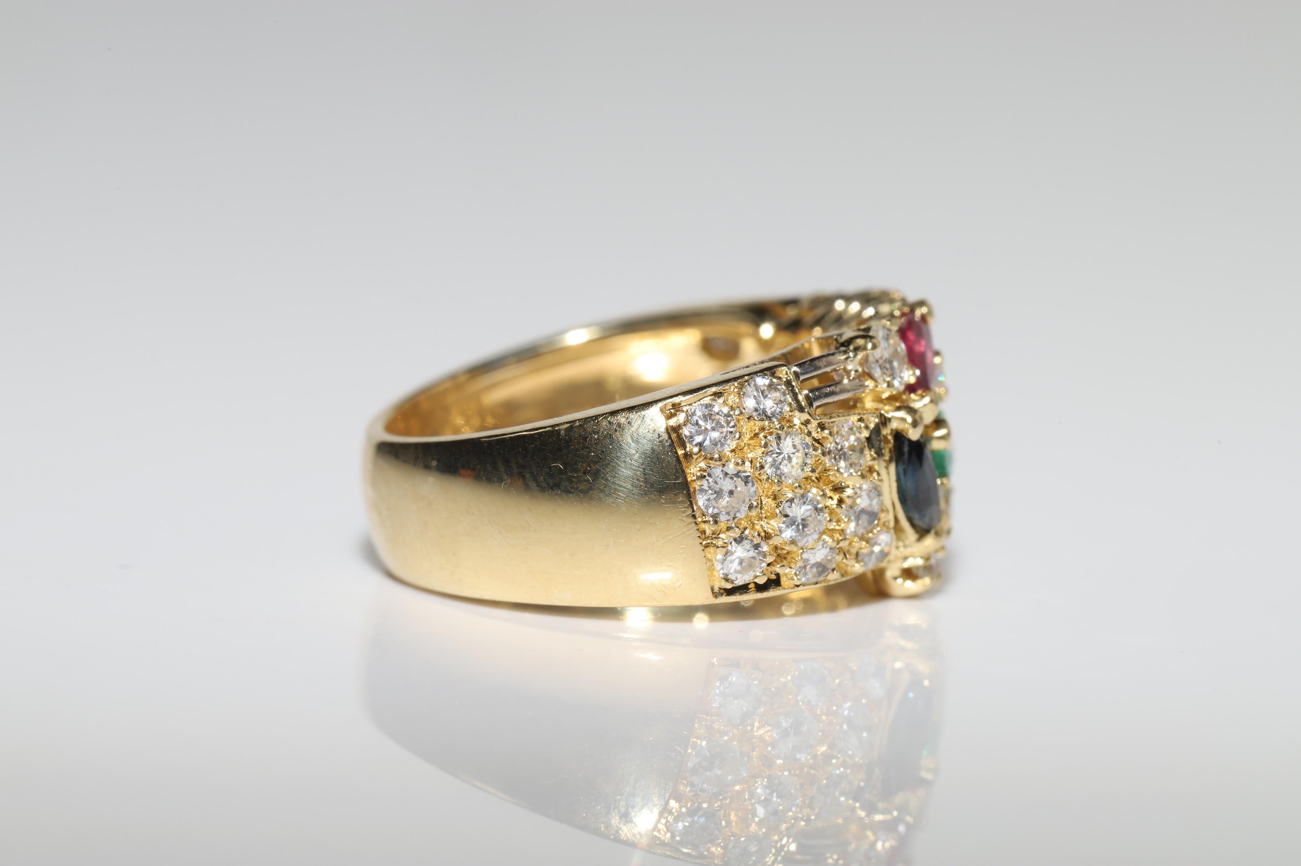 Vintage Circa 1980er Jahre 18k Gold Natürlicher Diamant und Smaragd und Rubin Saphir Ring Damen im Angebot