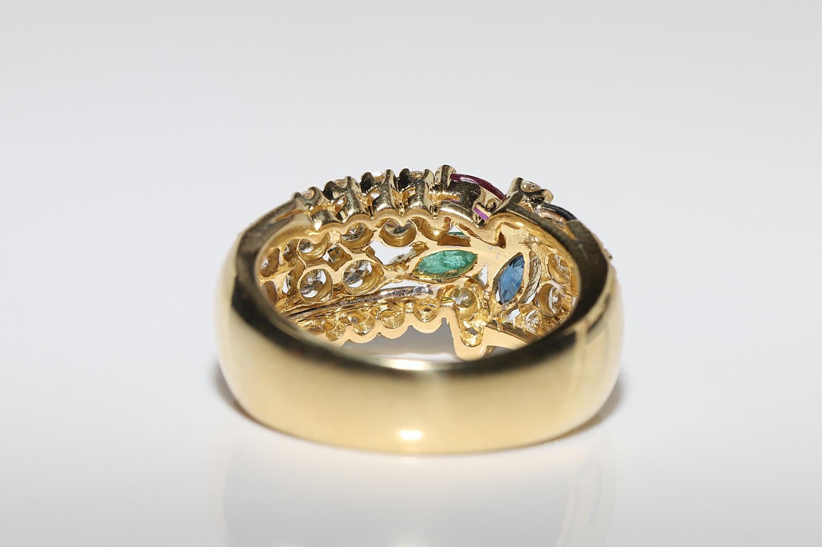 Vintage Circa 1980er Jahre 18k Gold Natürlicher Diamant und Smaragd und Rubin Saphir Ring im Angebot 1