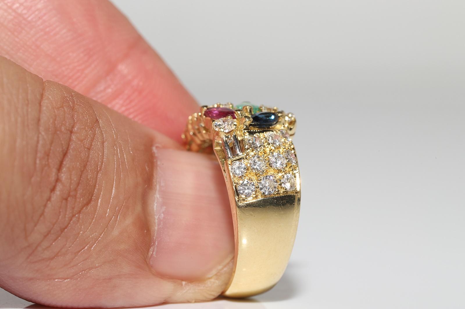 Vintage Circa 1980er Jahre 18k Gold Natürlicher Diamant und Smaragd und Rubin Saphir Ring im Angebot 2
