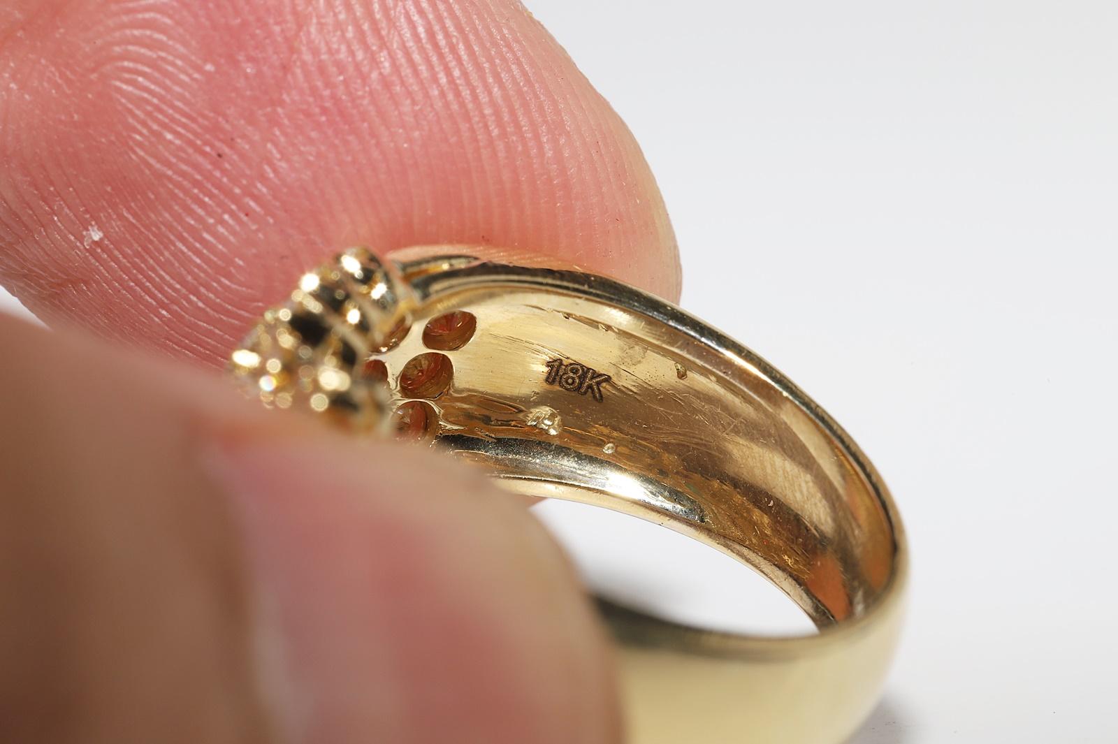 Vintage Circa 1980er Jahre 18k Gold Natürlicher Diamant und Smaragd und Rubin Saphir Ring im Angebot 3