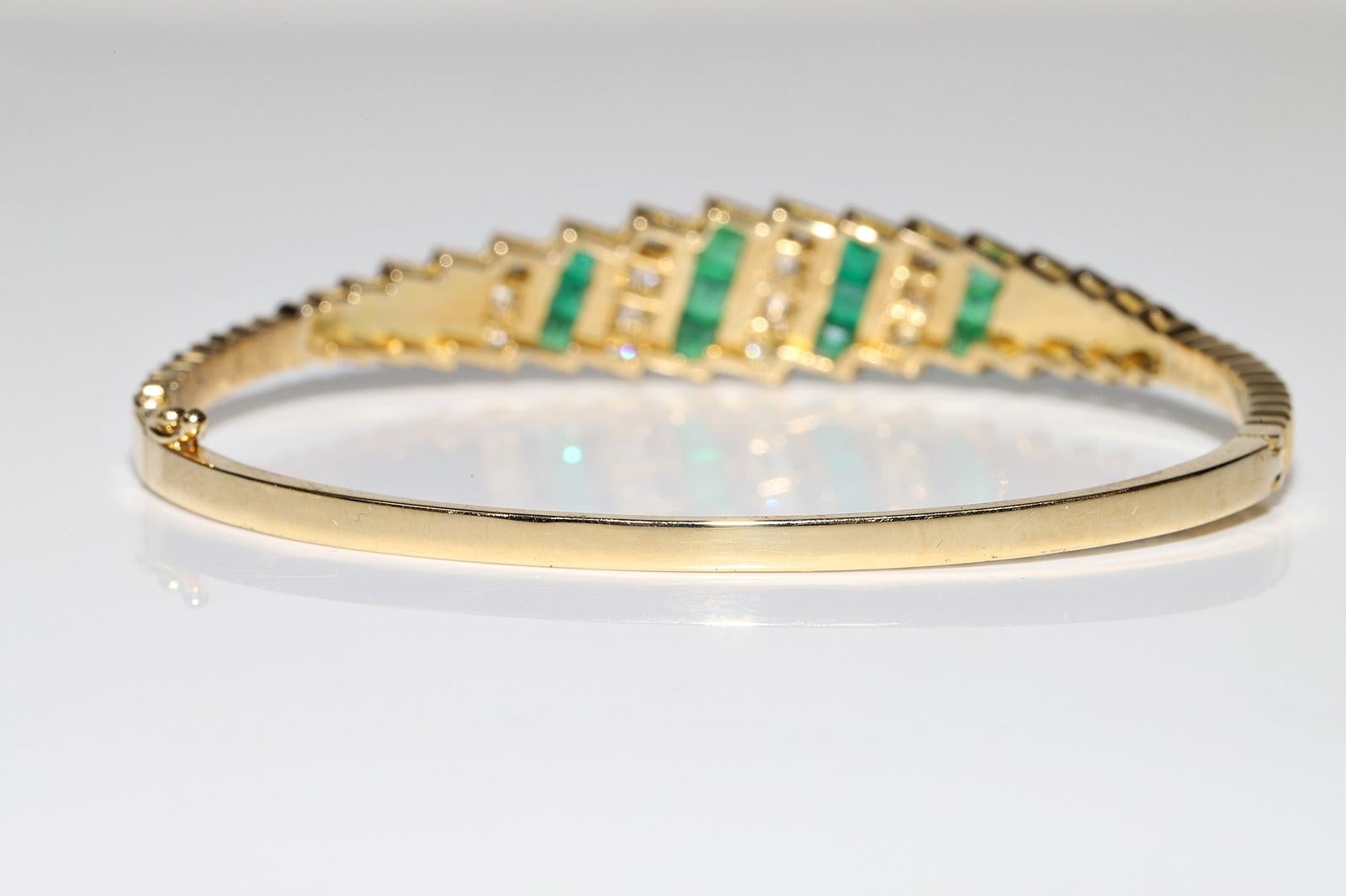 Vintage Circa 1980s 18k Gold Natural Diamond And Emerald Bangle Bracelet For Sale 4
