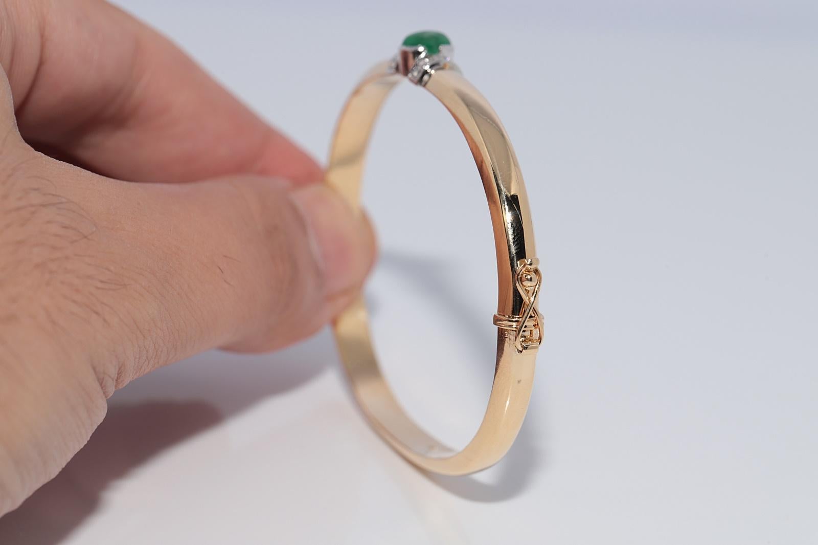 Vintage CIRCA 1980s 18k Gold Natürlicher Diamant und Smaragd Armreif  Armbänder im Angebot 4