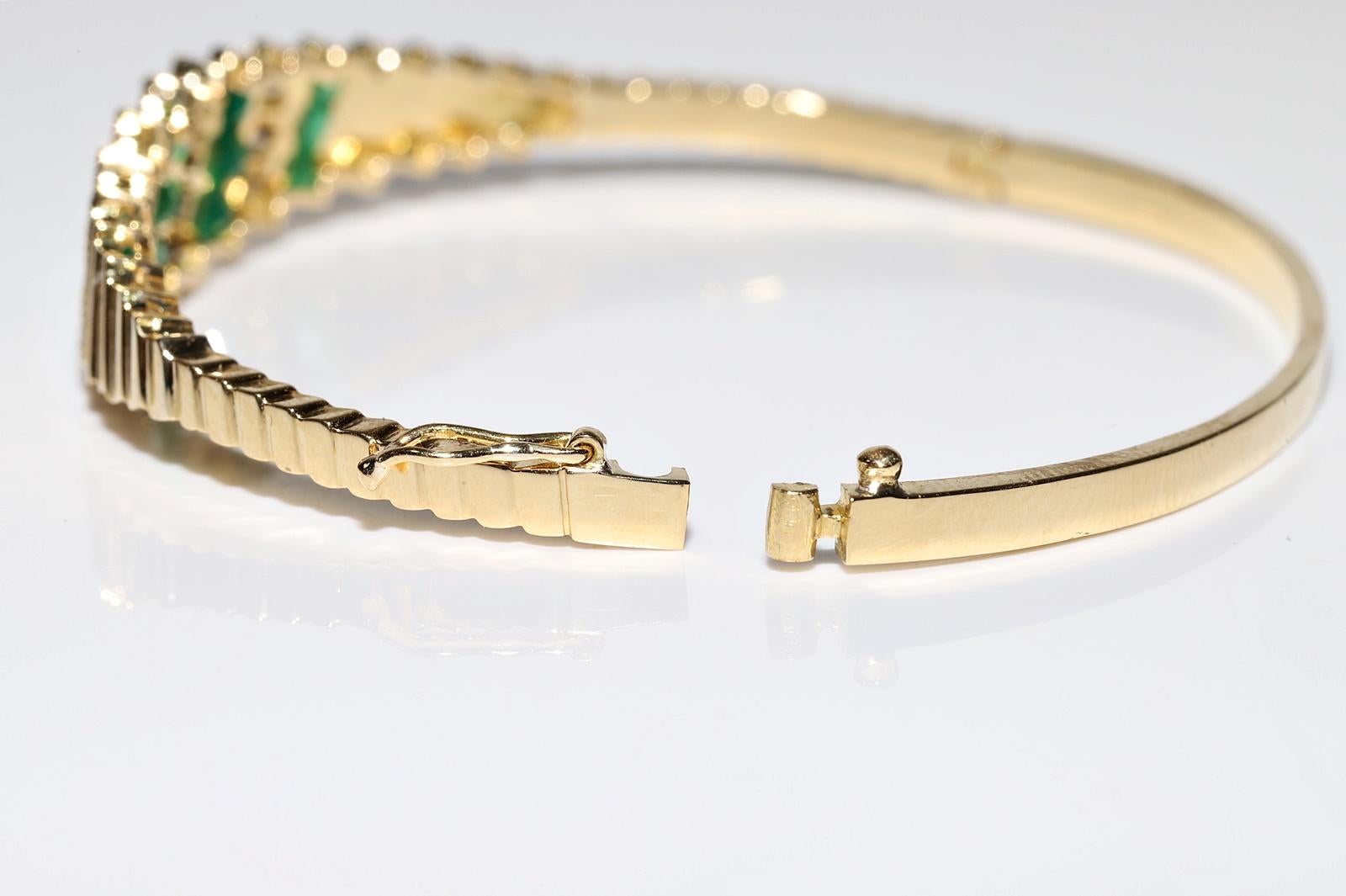 Vintage Circa 1980s 18k Gold Natural Diamond And Emerald Bangle Bracelet For Sale 5