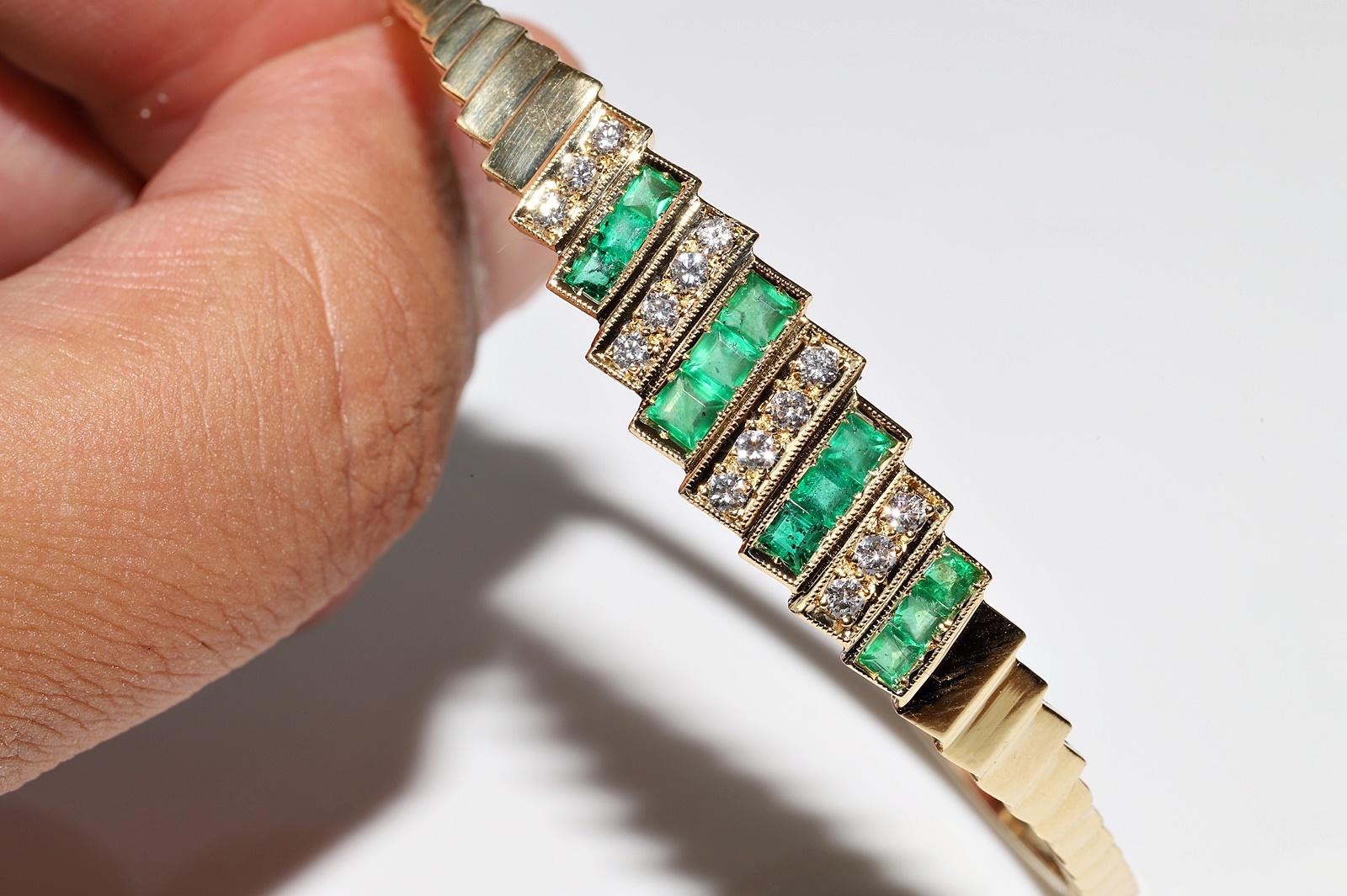 Vintage Circa 1980s 18k Gold Natural Diamond And Emerald Bangle Bracelet For Sale 6