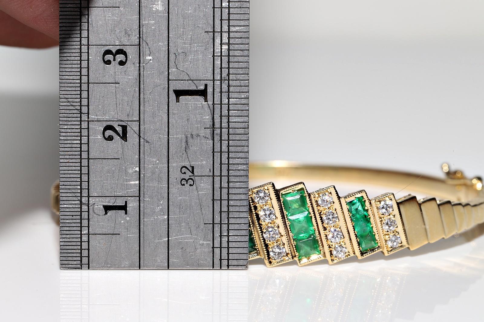 Vintage Circa 1980s 18k Gold Natural Diamond And Emerald Bangle Bracelet For Sale 8
