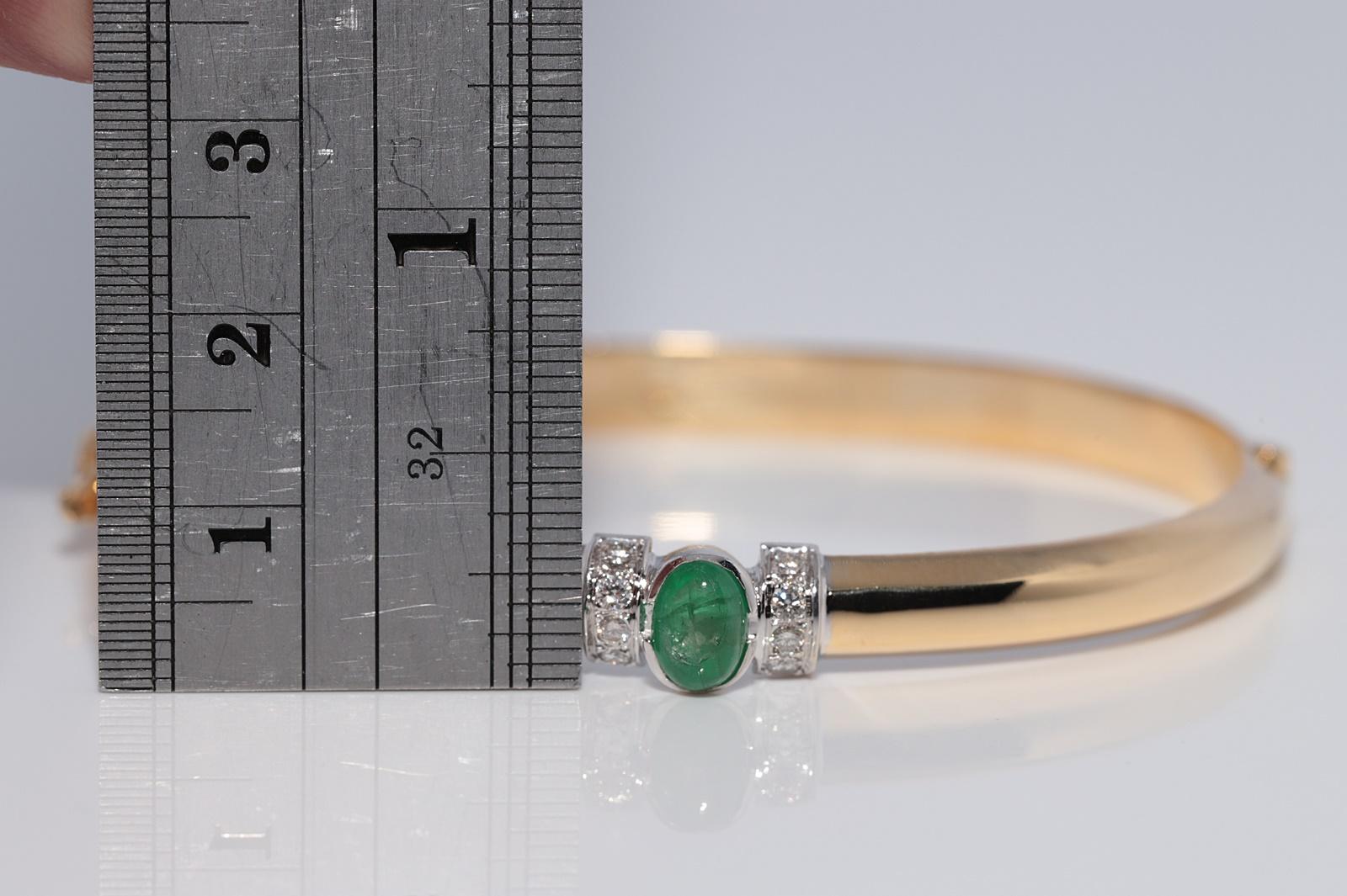 Vintage CIRCA 1980s 18k Gold Natürlicher Diamant und Smaragd Armreif  Armbänder im Angebot 8