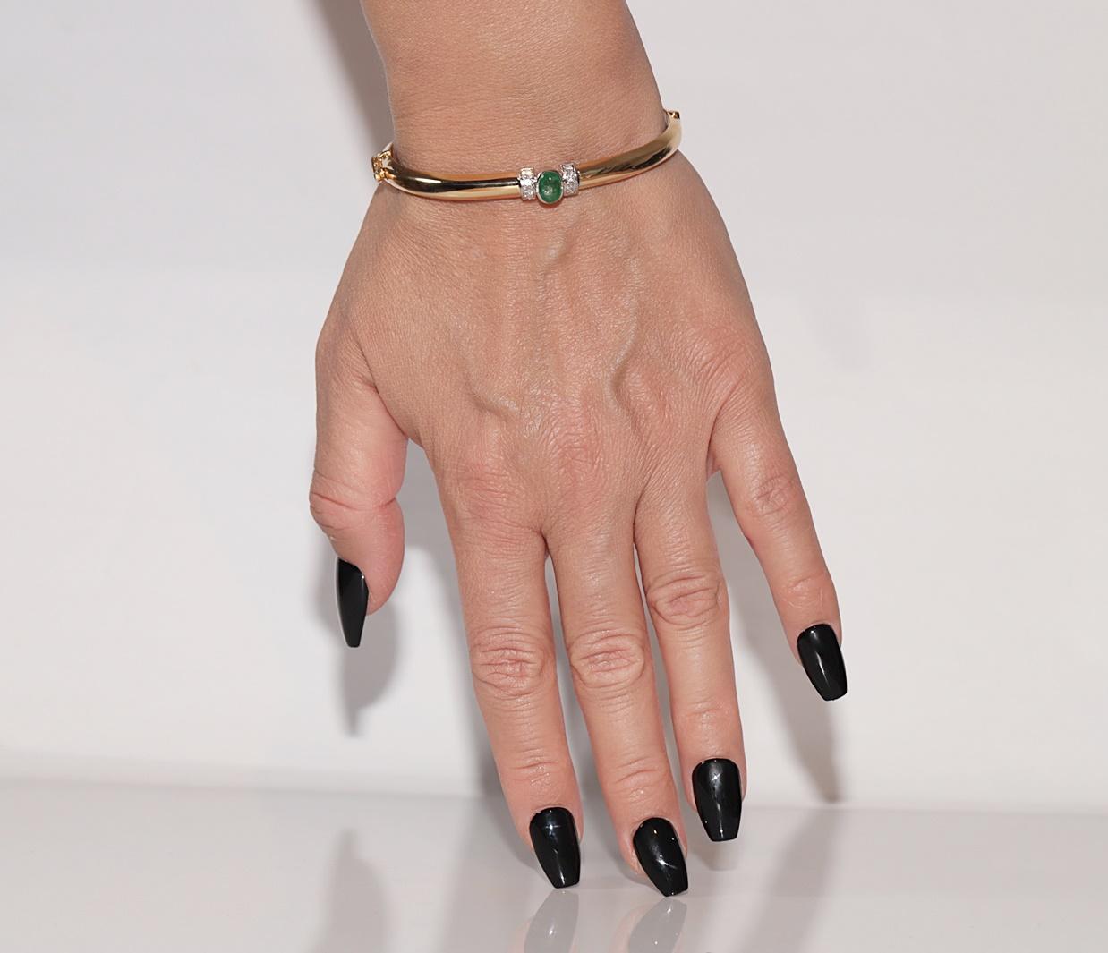 Vintage CIRCA 1980s 18k Gold Natürlicher Diamant und Smaragd Armreif  Armbänder im Angebot 10