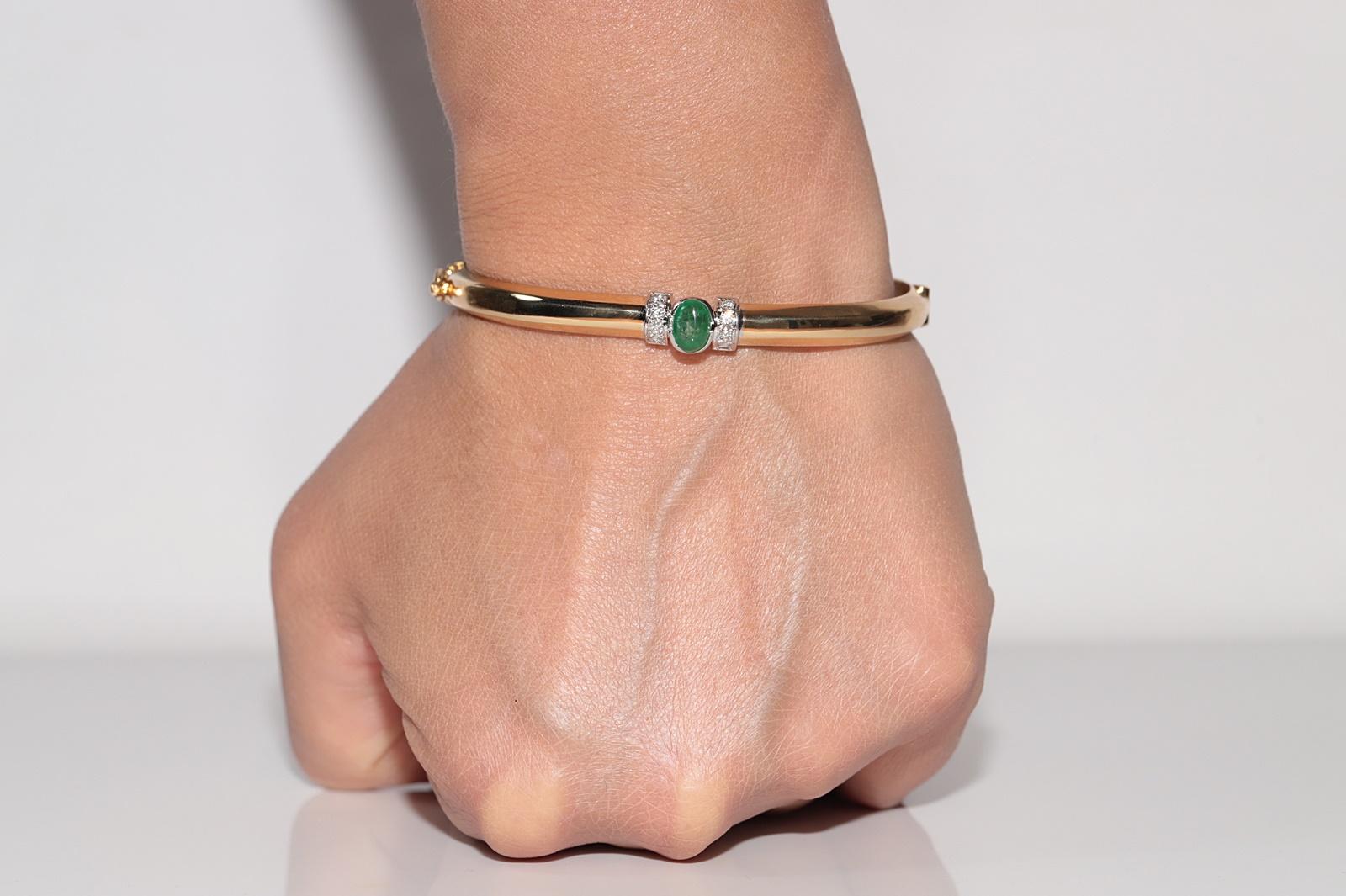 Vintage CIRCA 1980s 18k Gold Natürlicher Diamant und Smaragd Armreif  Armbänder im Angebot 11