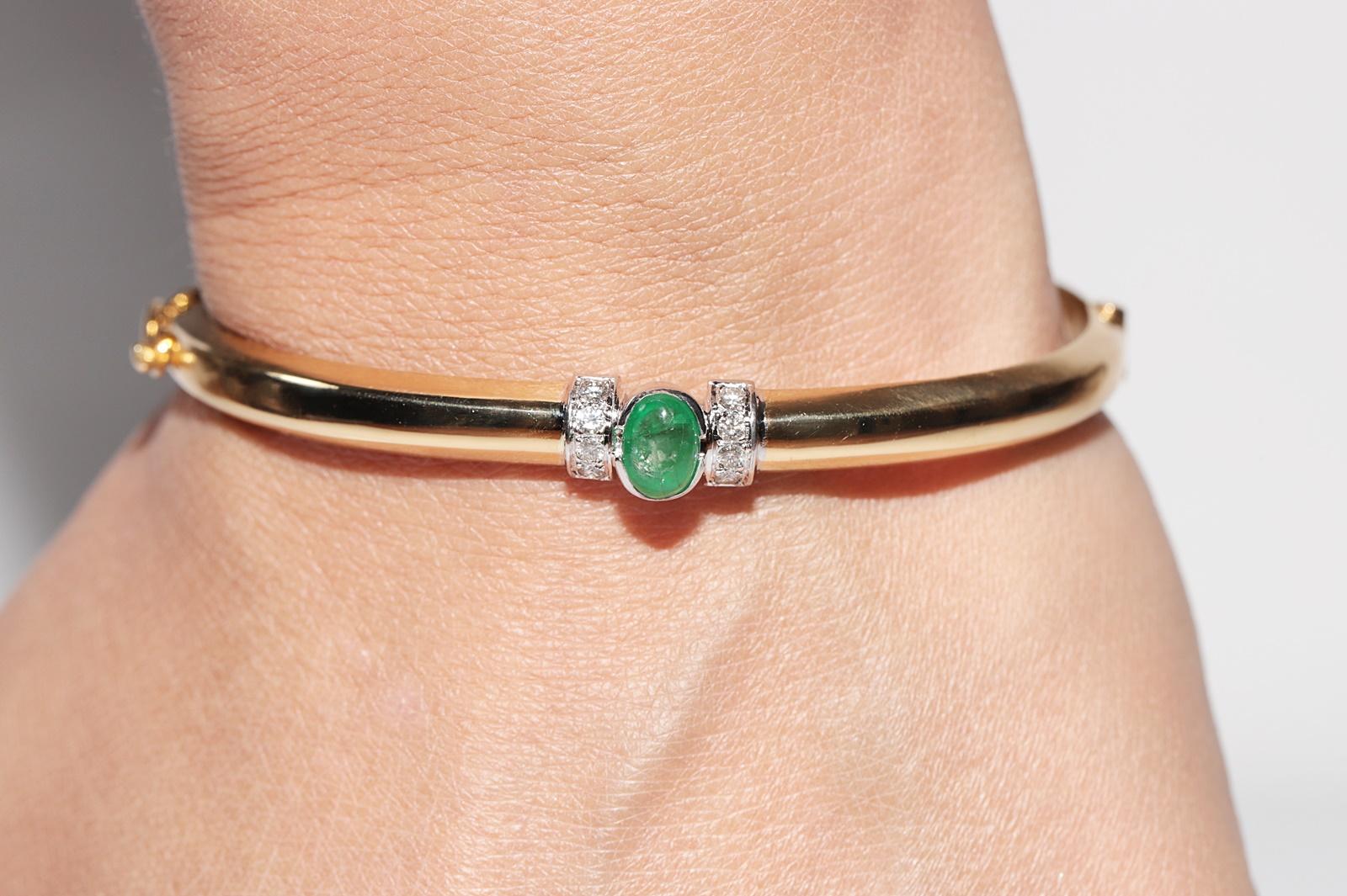 Vintage CIRCA 1980s 18k Gold Natürlicher Diamant und Smaragd Armreif  Armbänder im Angebot 12