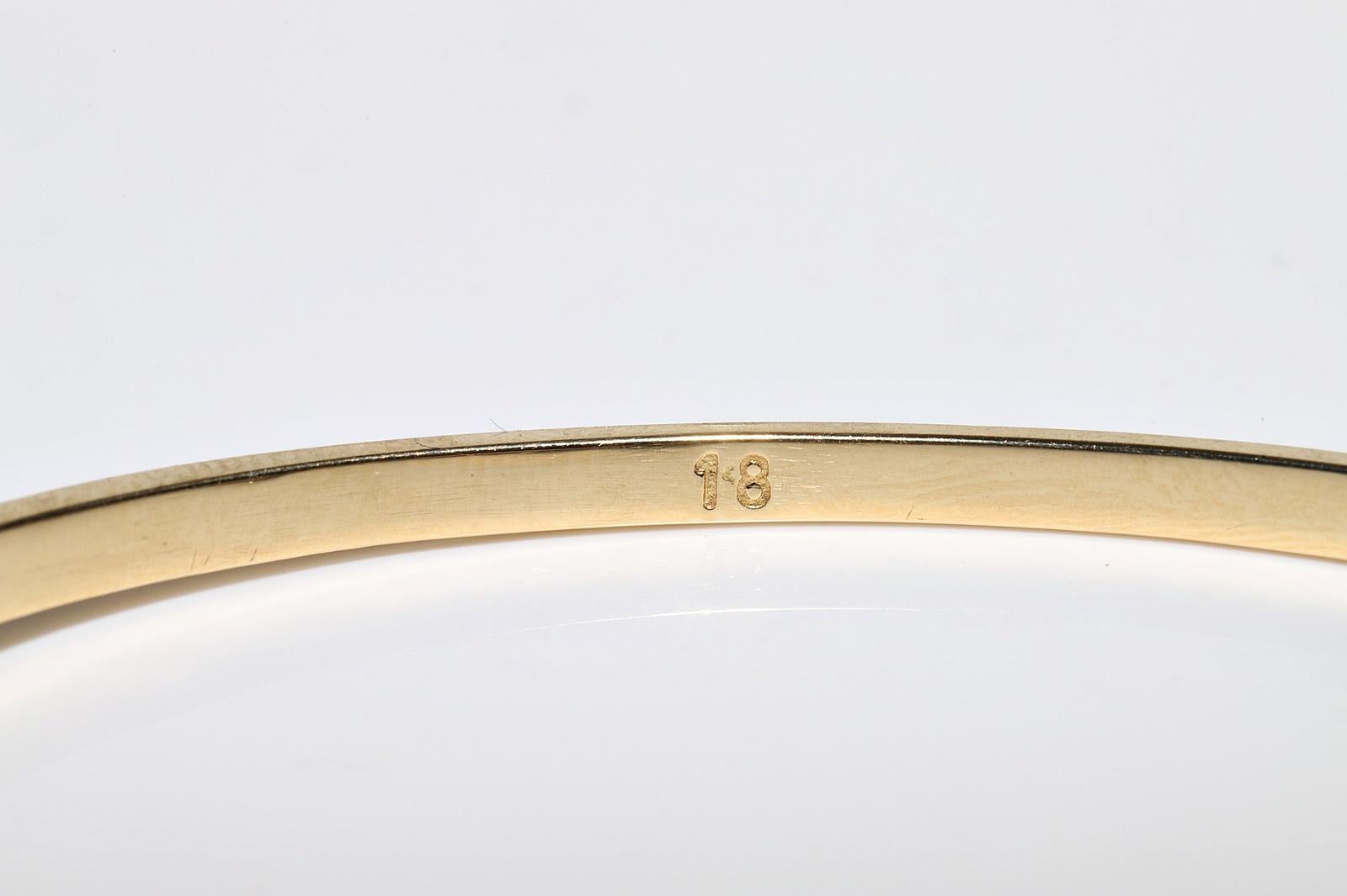 Vintage Circa 1980s 18k Gold Natural Diamond And Emerald Bangle Bracelet For Sale 13