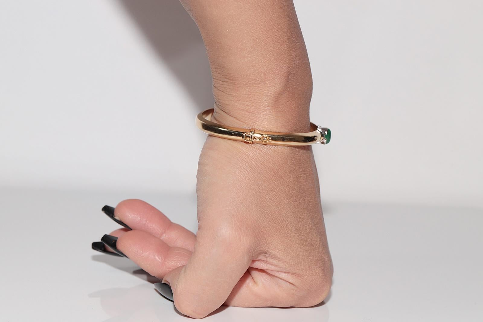 Vintage CIRCA 1980s 18k Gold Natürlicher Diamant und Smaragd Armreif  Armbänder im Angebot 13