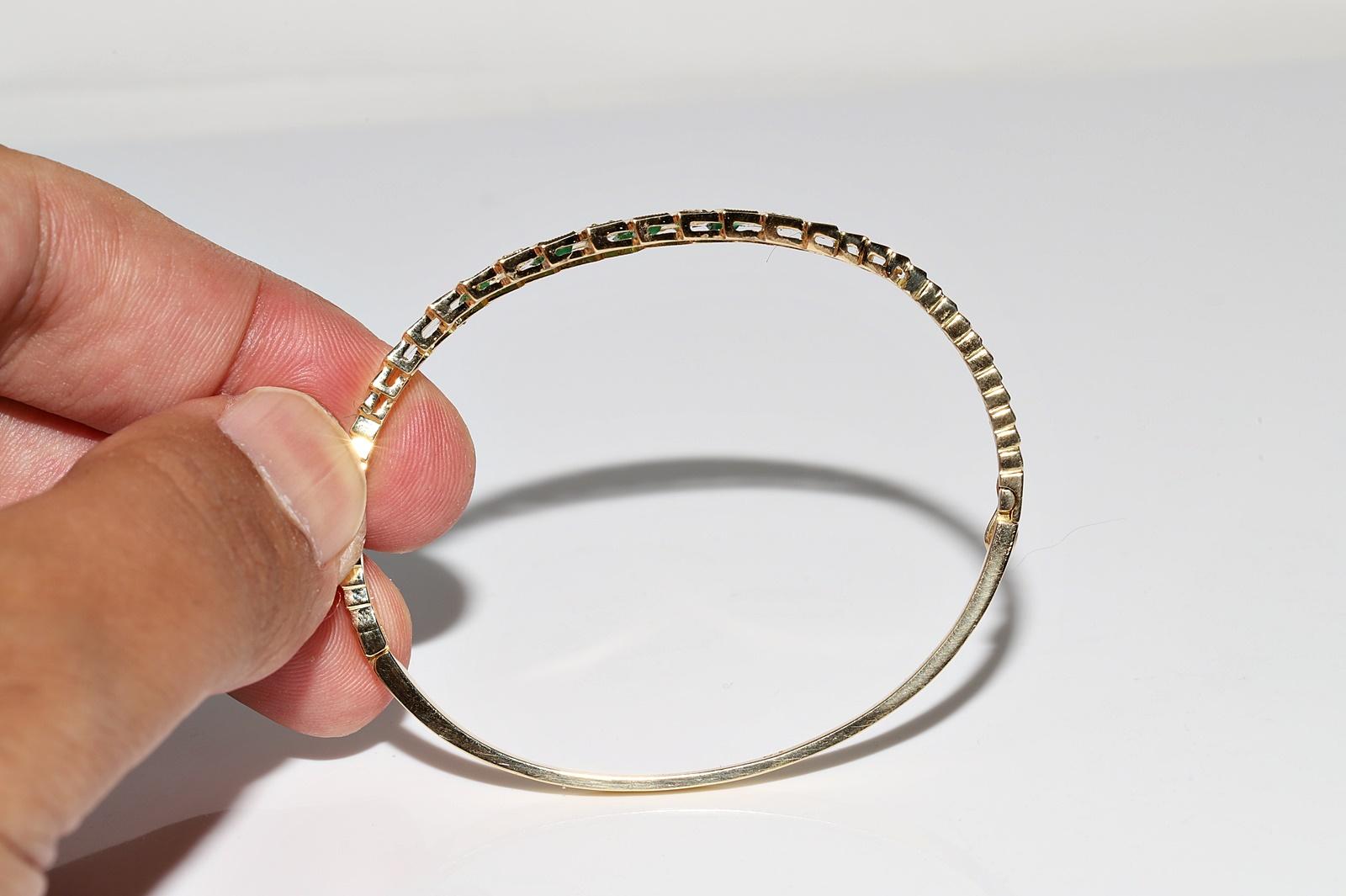 Vintage Circa 1980s 18k Gold Natural Diamond And Emerald Bangle Bracelet For Sale 14