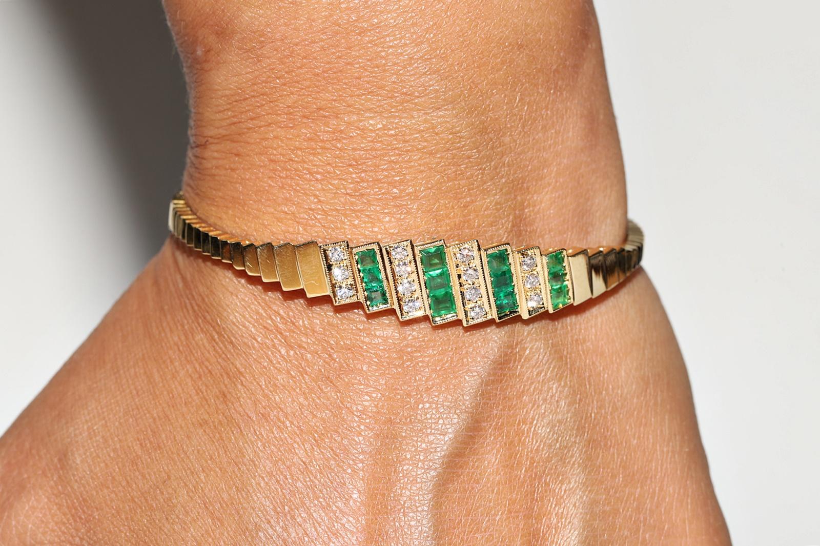 Retro Vintage Circa 1980s 18k Gold Natural Diamond And Emerald Bangle Bracelet For Sale