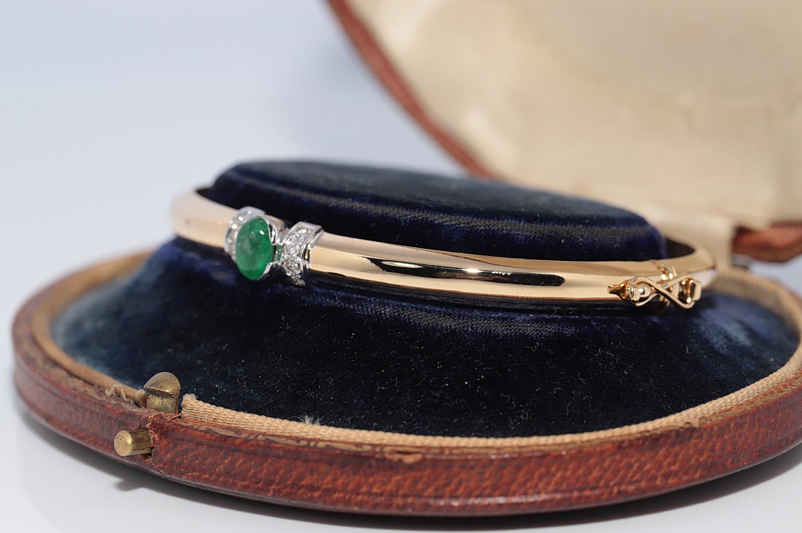 Vintage CIRCA 1980s 18k Gold Natürlicher Diamant und Smaragd Armreif  Armbänder (Kunsthandwerker*in) im Angebot