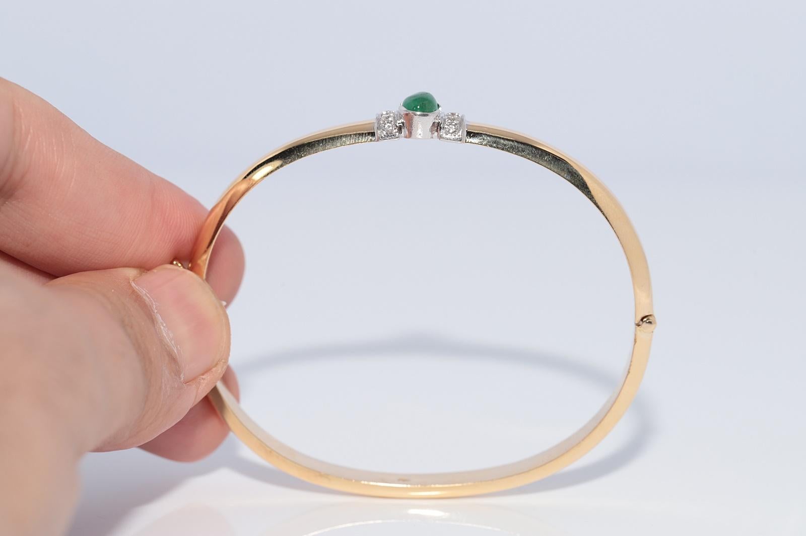 Vintage CIRCA 1980s 18k Gold Natürlicher Diamant und Smaragd Armreif  Armbänder (Brillantschliff) im Angebot