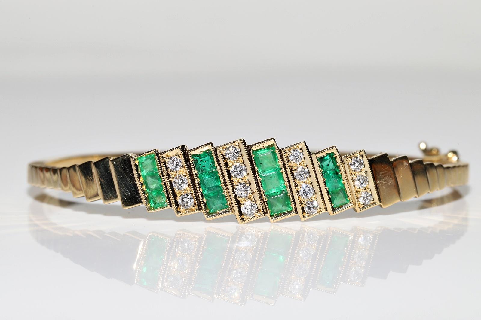 Women's Vintage Circa 1980s 18k Gold Natural Diamond And Emerald Bangle Bracelet For Sale