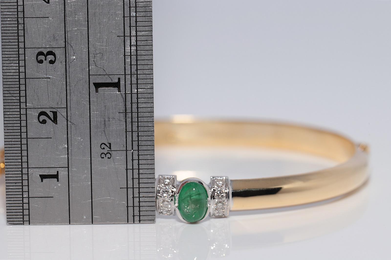 Vintage CIRCA 1980s 18k Gold Natürlicher Diamant und Smaragd Armreif  Armbänder Damen im Angebot