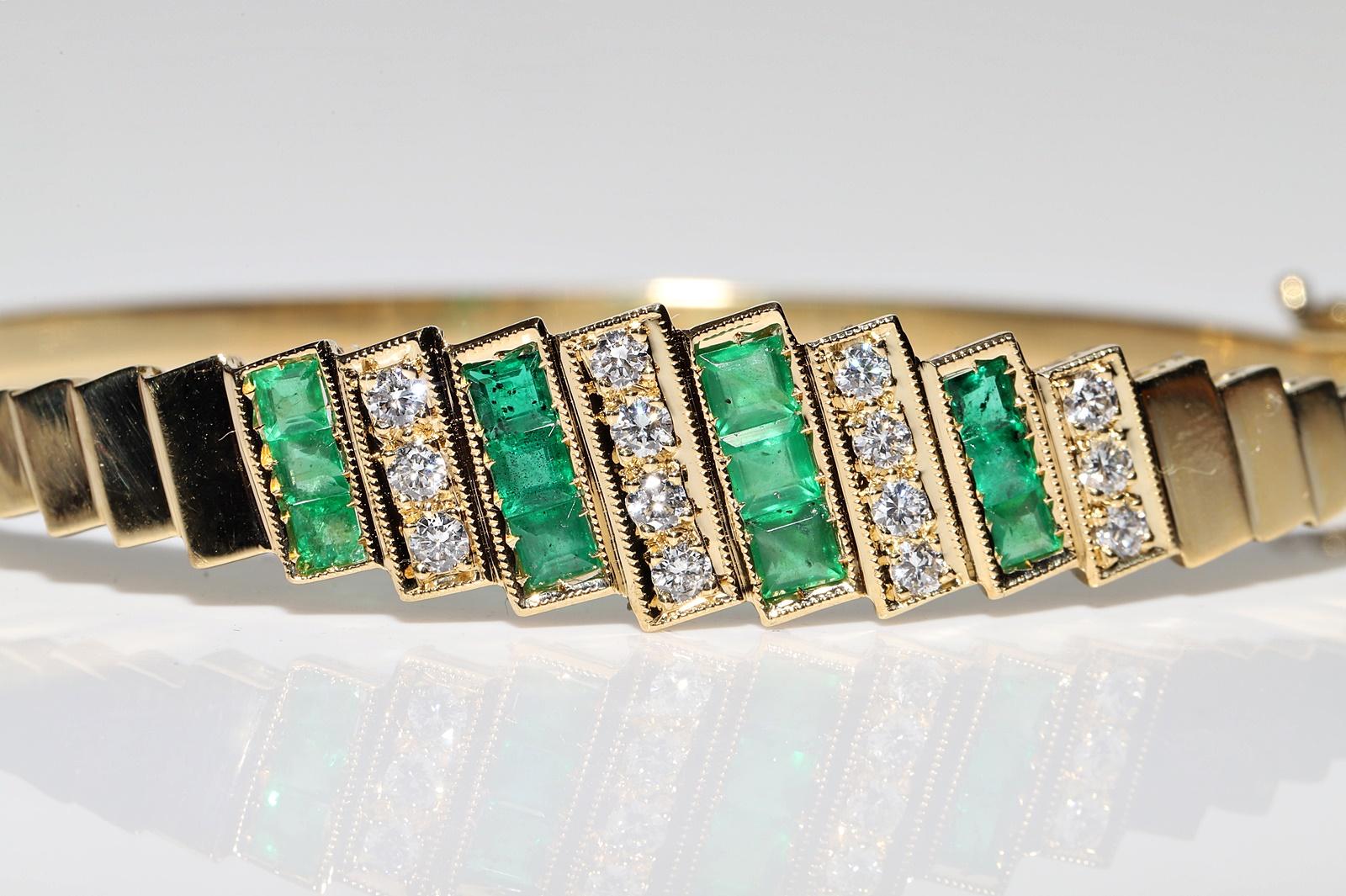 Vintage Circa 1980s 18k Gold Natural Diamond And Emerald Bangle Bracelet For Sale 1