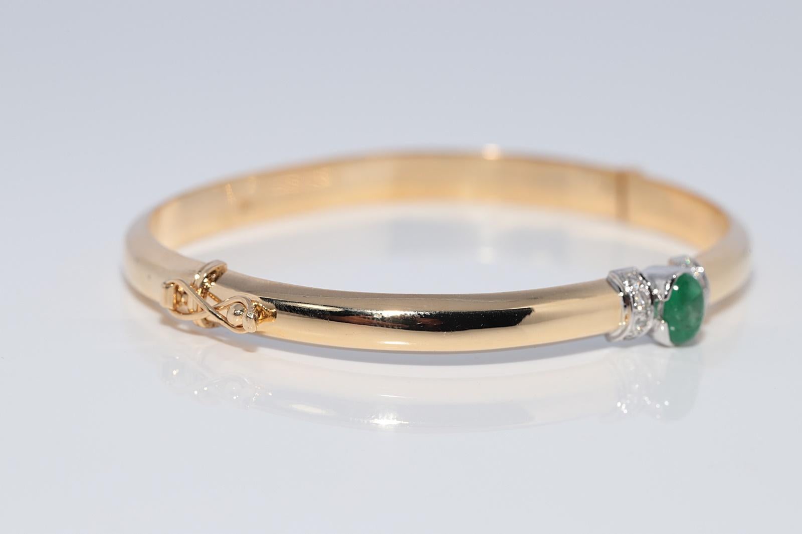 Vintage CIRCA 1980s 18k Gold Natürlicher Diamant und Smaragd Armreif  Armbänder im Angebot 1