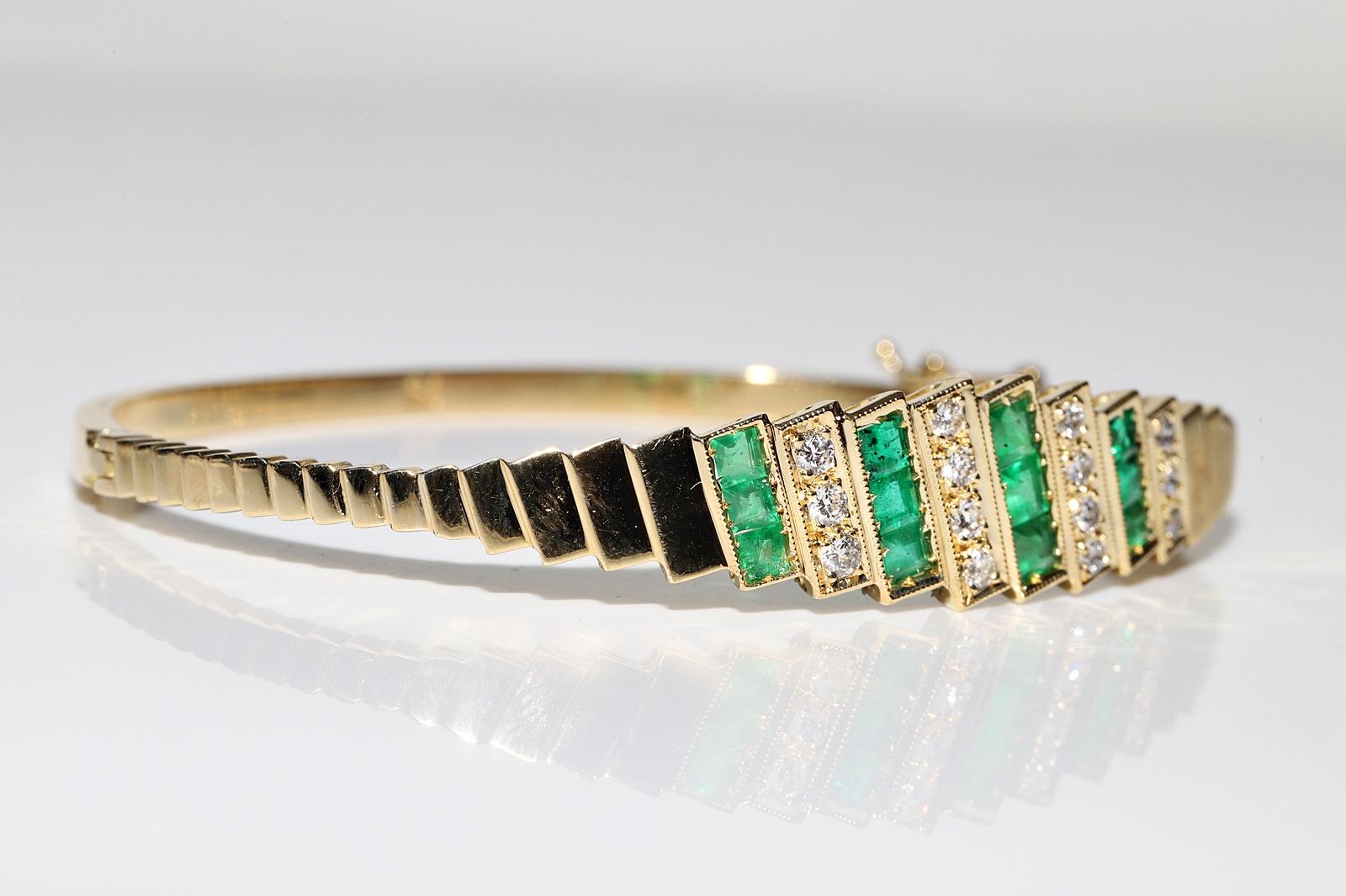 Vintage Circa 1980s 18k Gold Natural Diamond And Emerald Bangle Bracelet For Sale 2