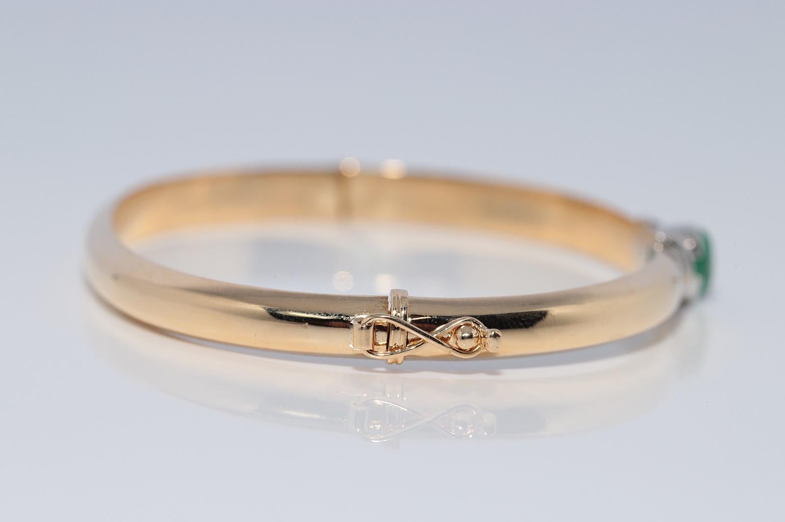 Vintage CIRCA 1980s 18k Gold Natürlicher Diamant und Smaragd Armreif  Armbänder im Angebot 2