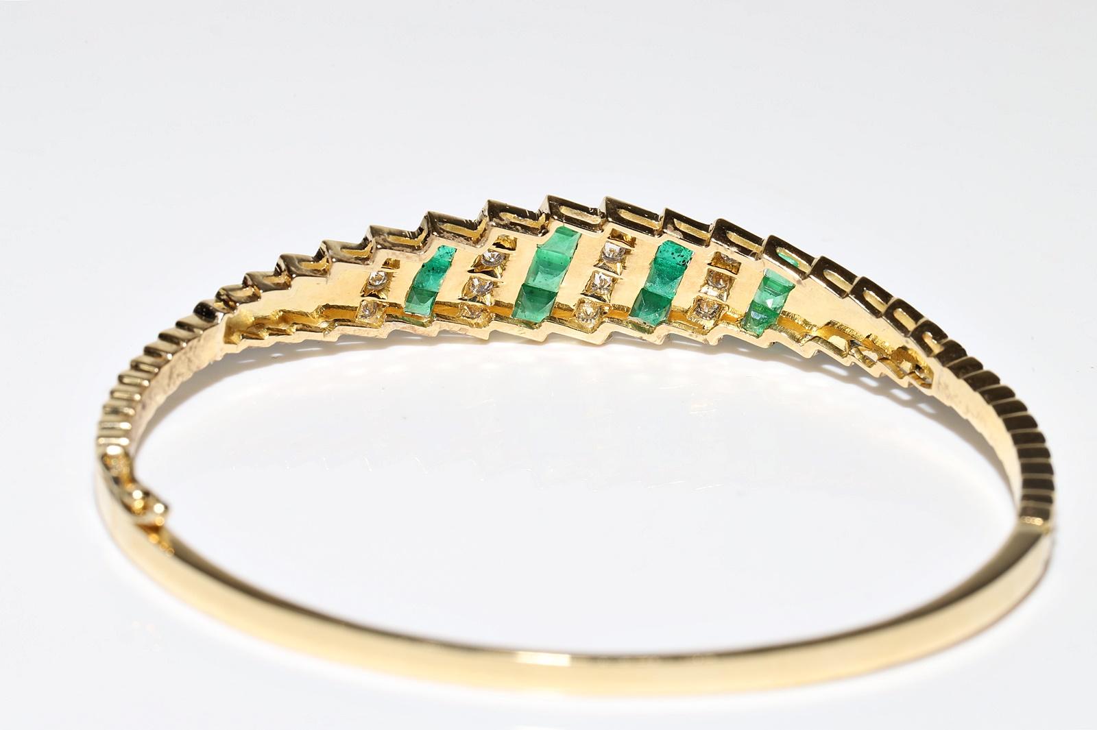 Vintage Circa 1980s 18k Gold Natural Diamond And Emerald Bangle Bracelet For Sale 3