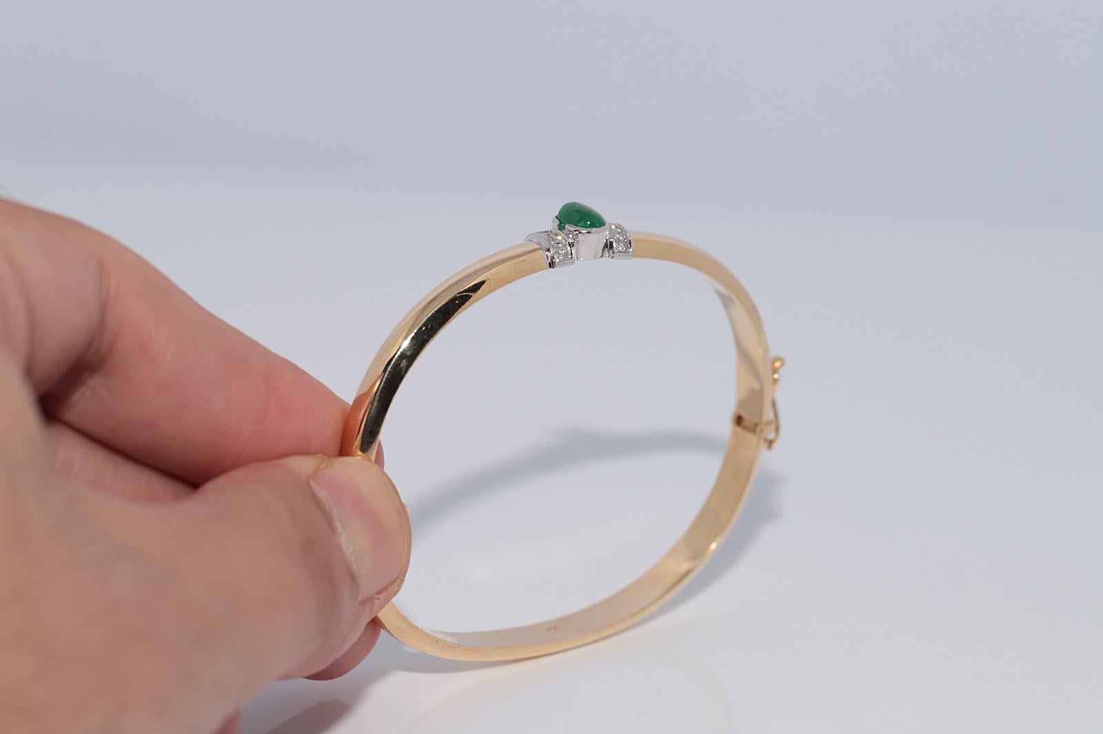 Vintage CIRCA 1980s 18k Gold Natürlicher Diamant und Smaragd Armreif  Armbänder im Angebot 3