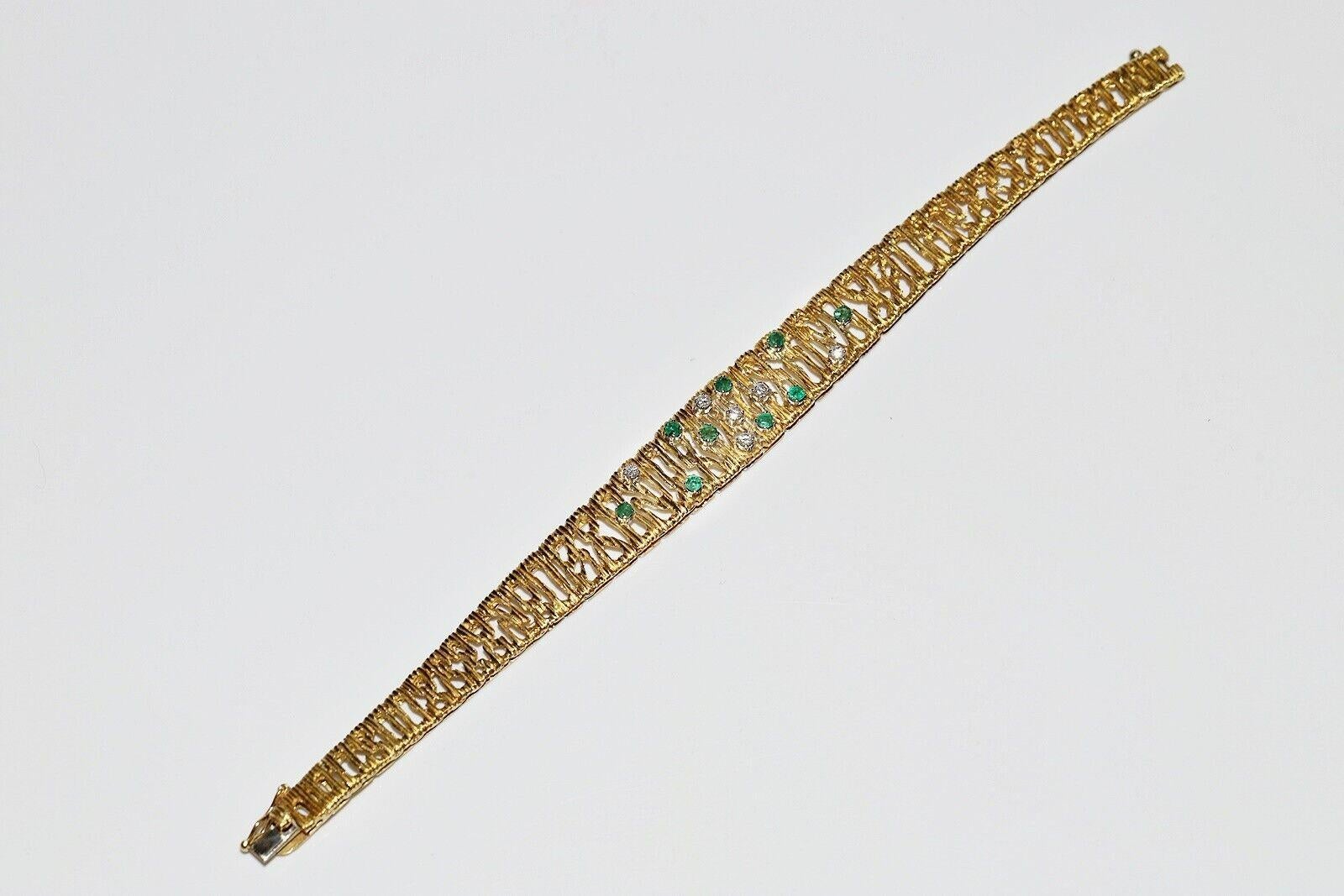 Vintage Circa 1980s 18K Gold Natural Diamond And Emerald Bracelet  For Sale 4