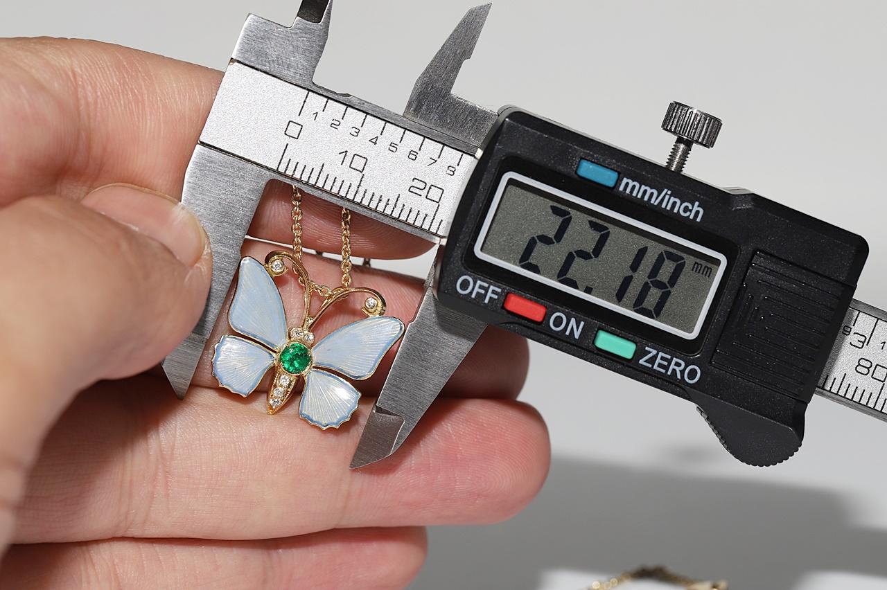 Collana a farfalla con diamanti naturali e smeraldi in oro 18 carati CIRCA 1980 in vendita 4