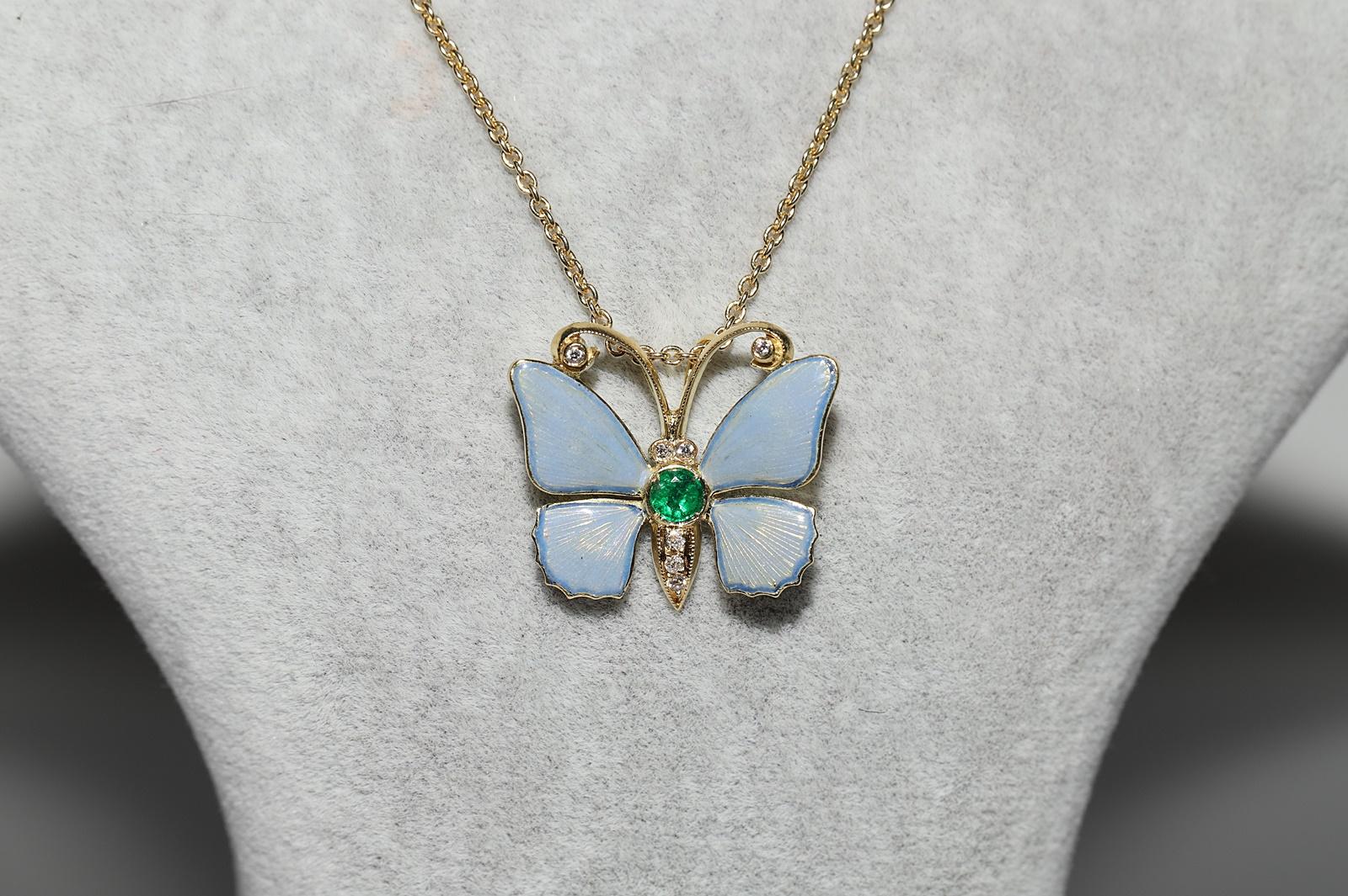 Retro Vintage Circa 1980s 18k Gold Natural Diamond And Emerald Butterfly Necklace For Sale