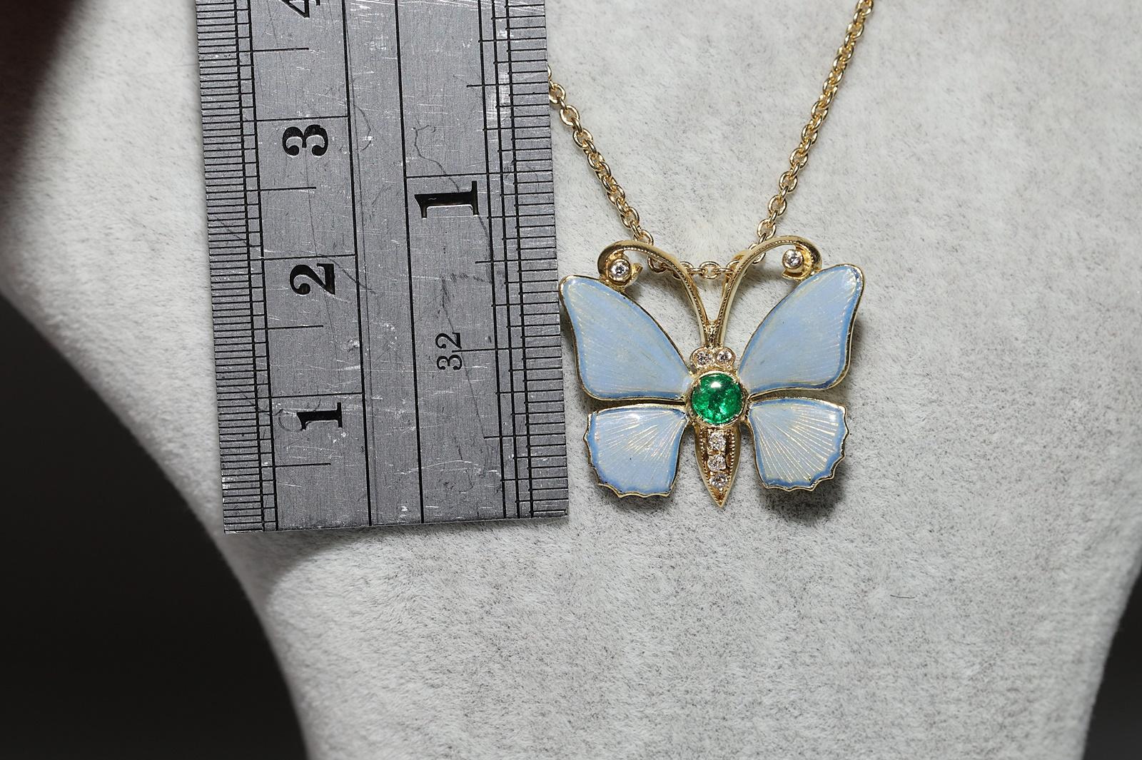 Vintage Circa 1980s 18k Gold Natural Diamond And Emerald Butterfly Necklace In Good Condition For Sale In Fatih/İstanbul, 34