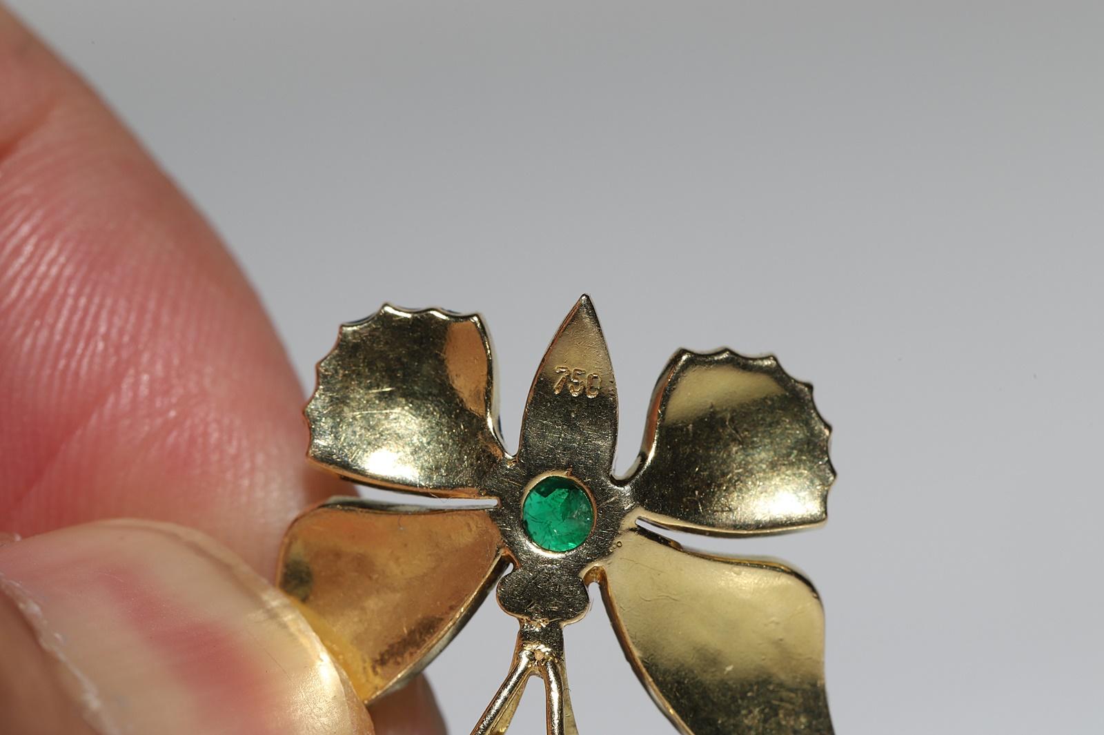 Vintage Circa 1980s 18k Gold Natural Diamond And Emerald Butterfly Necklace For Sale 3