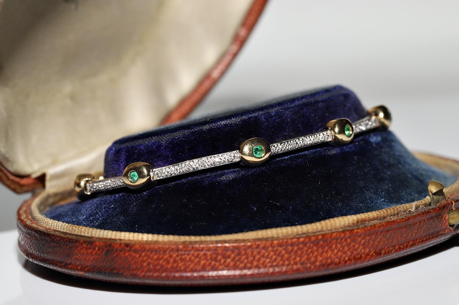 Vintage Circa 1980er Jahre 18k Gold Natürlicher Diamant und Smaragd Dekoriertes Vintage-Armband  (Retro) im Angebot