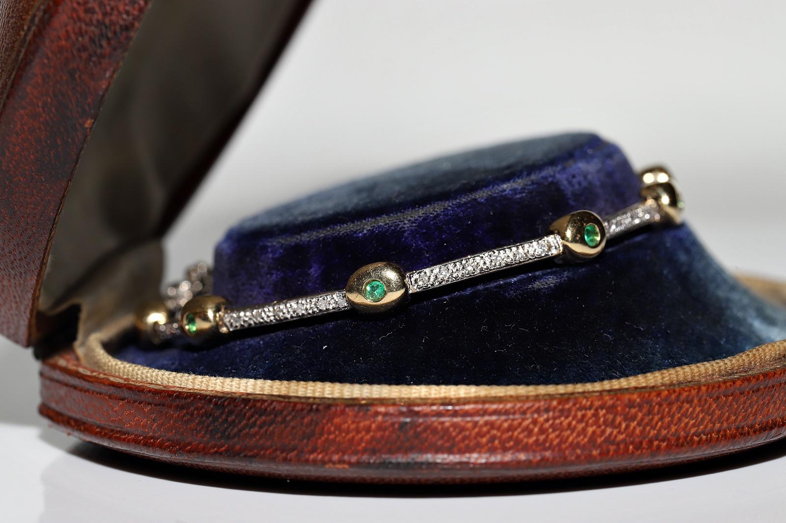 Vintage Circa 1980er Jahre 18k Gold Natürlicher Diamant und Smaragd Dekoriertes Vintage-Armband  (Brillantschliff) im Angebot