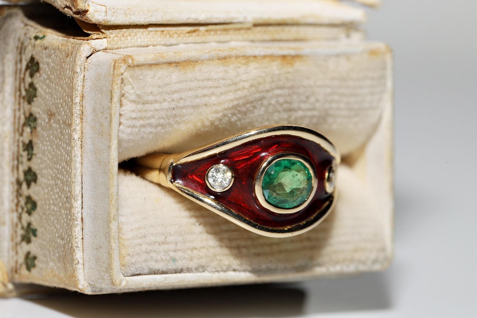 Vintage Circa 1980er Jahre 18k Gold Natürlicher Diamant und Smaragd Dekorierter Emaille-Ring  (Retro) im Angebot